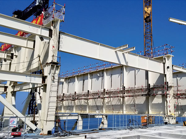 蓬萊電(diàn)廠(chǎng)1号爐大(dà)闆梁吊裝現(xiàn)場(chǎng)