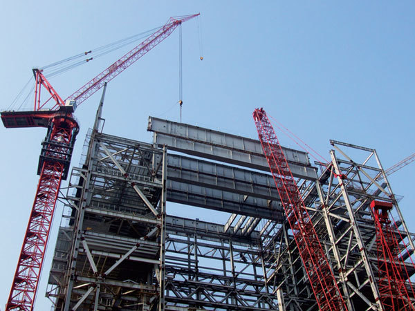 安裝起吊中的(de)鍋爐大(dà)闆梁